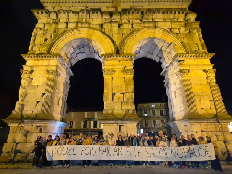 Photo de l'Arc de Germanicus de Saintes, illuminé en jaune avec l'association Douze FOIS par AN