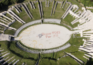 Arènes de Saintes avec fresque de l'artiste Jben pour l'association Douze FOIS par AN