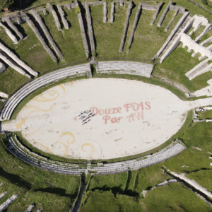 Fresque géante de JBen aux Arènes de Saintes : un temps fort avant la Fête de la Ménopause
