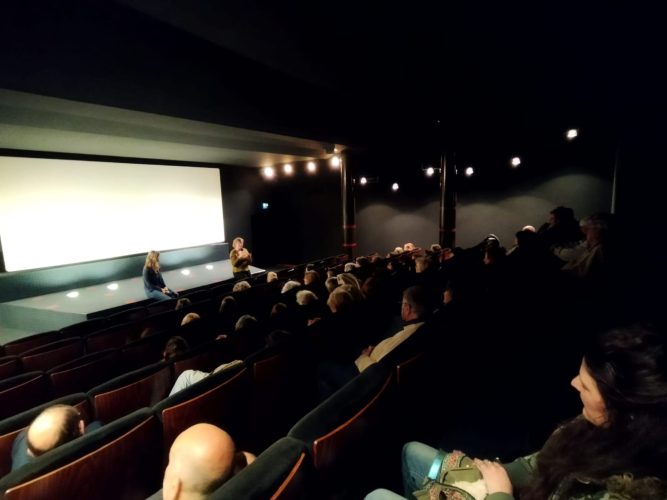 Salle de cinema Le Gallia avec public lors de la diffusion d'un film "Aurore"
